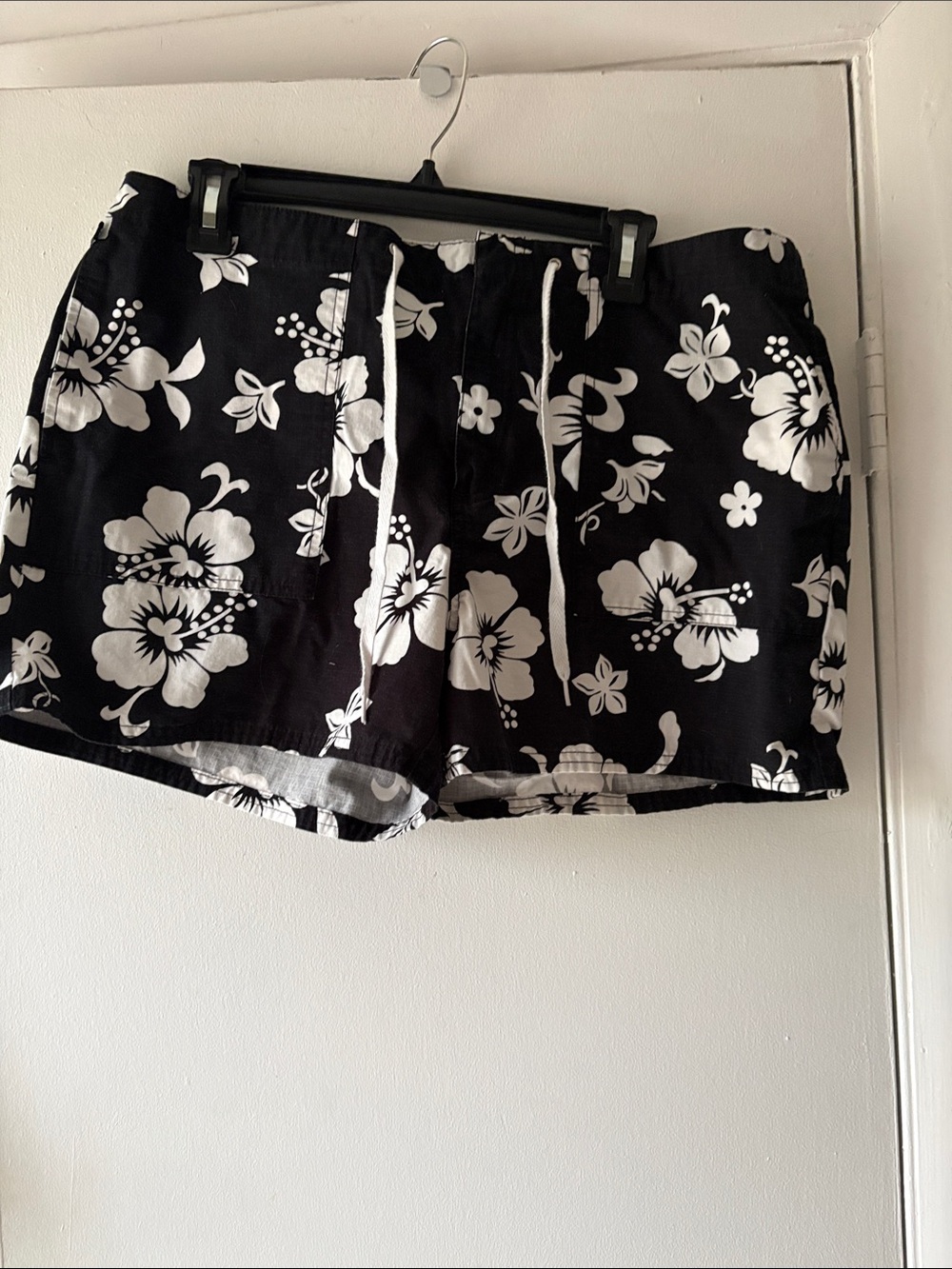 Nautica Black and White Floral 💯 cotton Drawstring Bermuda Shorts